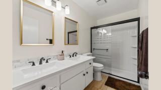 Valley Gem, spacious 5 bedroom 3 bath, sleeps 11 - 1