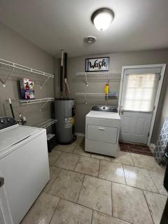 Modern 3 Bedroom Ranch House - Newark - 4