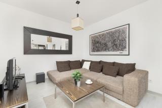 Przestronny Apartament w Krakowie z Biurkiem, Parkingiem i Wanną by Noclegi Renters - Cracovia - 0