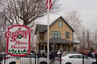 Cozy Bungalow 10 Min to DTWN CLE - Euclid - 4
