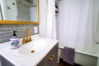Cozy Bungalow 10 Min to DTWN CLE - Euclid - 3
