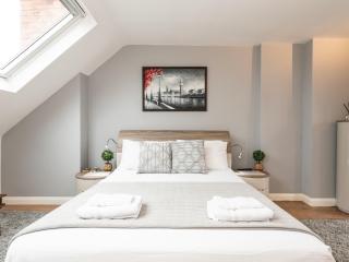 Spacious 4-Bed House Direct Link to Central London - Pass the Keys - 9