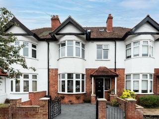 Spacious 4-Bed House Direct Link to Central London - Pass the Keys - 7