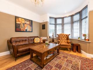 Spacious 4-Bed House Direct Link to Central London Pass the Keys - London - 1