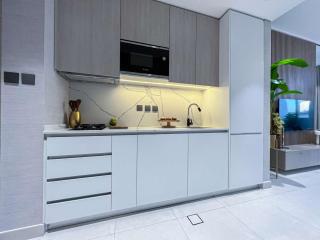 Bright New Studio with Pool & Gym Access, 5 min from Gardens Metro - 3