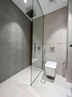 Bright New Studio with Pool & Gym Access, 5 min from Gardens Metro - 2