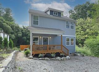 Bungalow Dream w Hot Tub, Fenced Yard & Fire Pit - Black Mountain - 9