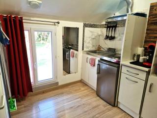 10 - Joli studio avec deux lits, tout équipé pour 1, 2 ou 3 personnes maximum, vue sur parc arboré, parking privatif gratuit, grand fourgon possible, tout le linge de maison est fourni - Razac-sur-lʼIsle - 6
