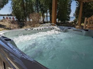 Surrounded By Water, W Hot Tub & Lounges - Miller Lake - 7
