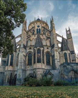 Au pied de la Cathédrale de Bourges - 4