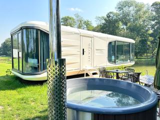 Pałac Wieniawskich - Luksusowe, Całoroczne Domki Glampingowe Nad Jeziorem, Prywatna Balia, Park 10ha - 1