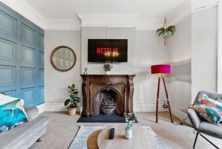 Trendy 6BR home, Monthly Savings, Parking - Fast WiFi - Family Friendly - 7