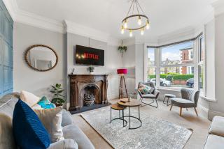 Stylish 6-BR home, Monthly Savings, Free Parking - 1