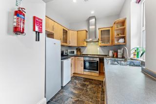 Stylish 6-BR home, Monthly Savings, Free Parking - 5