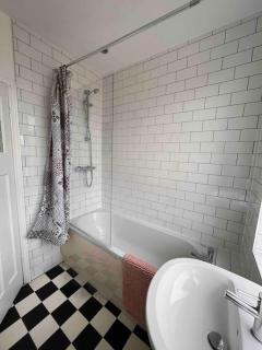 3 bedroom house with off street parking - Bristol - 9