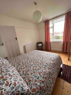 3 bedroom house with off street parking - Bristol - 3