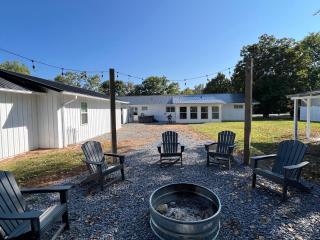 Escape to "High Valley Hideaway" in Pigeon Forge with 5 bedrooms, a hot tub, and game room fun! - 1