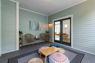 Two Decks to Enjoy Walk to 5 Points Faves Garage Close to Dining and Bars Board Games 10 Mins to Broadway 24 Hour Hospitality - 3