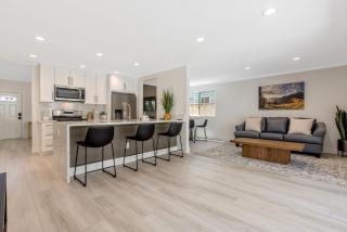 DESIGNER 4 bed 2 bath Private Pool & Spa Home Arcade Gaming Getaway - Rancho Santa Clarita - 8