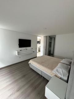Modern 3 Bedroom Apartment with balcony - Medellín - 6