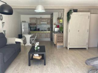 Grand studio avec piscine au coeur du village - 2