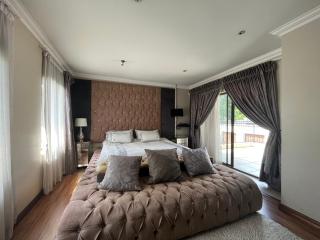 4 Bedroom Elegant House in Bryanston Sandton - Joanesburgo - 4