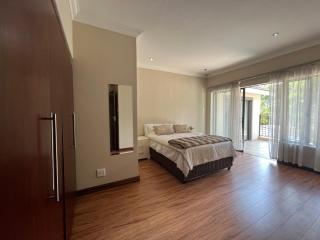 4 Bedroom Elegant House in Bryanston Sandton - Joanesburgo - 2