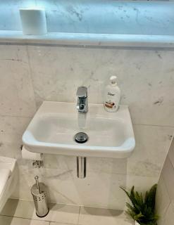 Modern Ensuite Double Bedroom - Dublin - 8