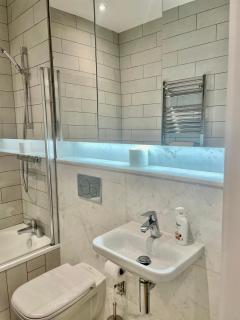 Modern Ensuite Double Bedroom - 6