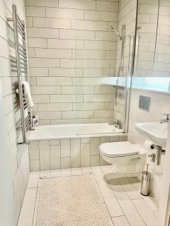 Modern Ensuite Double Bedroom - Dublin - 5