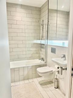 Modern Ensuite Double Bedroom - Dublin - 4