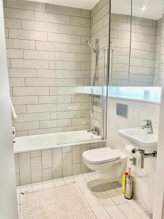 Modern Ensuite Double Bedroom - Dublin - 3