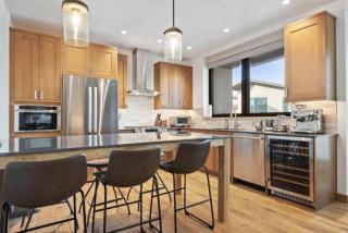 Riverfront Lodge 205 by East West Hospitality - 6