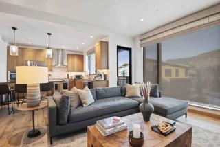 Riverfront Lodge 205 by East West Hospitality - 9