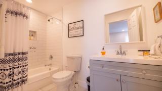 1Bed 1Bath Haven , Prime Location with Parking - San Antonio - 6