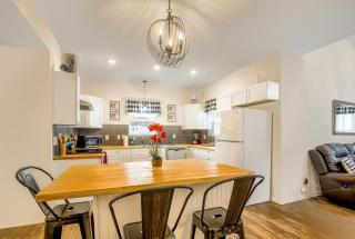 Comfy 4BD 3BA, Washer,Dryer, Large Rooms, Kid's Corner, Sleeps 12 - San Antonio - 5
