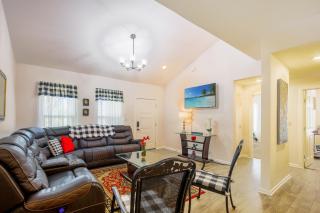 Comfy 4BD 3BA, Washer,Dryer, Large Rooms, Kid's Corner, Sleeps 12 - San Antonio - 0
