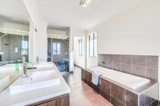 StayAU 5BR Idyllic Lakefront Escape Point Cook - 6