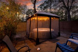 Hot Tub! 5 minutes to the sand! - Oak Island - 0