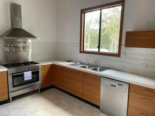 Cozy One Room with Massive Pool - Anstead - 4