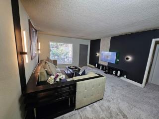 Walking Distance to Galleria 2BR 2BA Trendy Condo - Houston - 5
