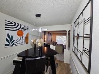 Walking Distance to Galleria 2BR 2BA Trendy Condo - Houston - 6