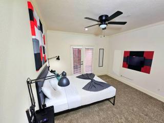 Sleeps 8 Zen Galleria Retreat KING BED Patio 3 BR - Houston - 1