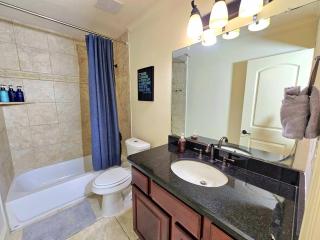 Sleeps 8 Zen Galleria Retreat KING BED Patio 3 BR - Houston - 8