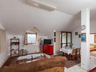 Apartments Kisic - Two-Bedroom Apartment with Balcony and Sea View potkrovlje - Mlini - 0