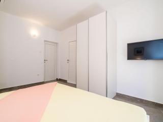 Apartments & Rooms Bari i -Standard One Bedroom Apartment with Balcony and Garden View APT-3 - 5