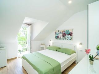 Apartment & Rooms Papa - Premium Double or Twin Room with Balcony and Partial Sea View Soba 2 - 2