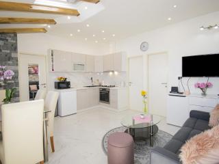 Stone House Blaca - Two Bedroom Stone House with Terrace and Sea View - 9