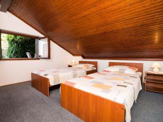 Apartment Sr - Two-Bedroom Apartment with Balcony and Sea View - 2