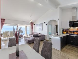 Apartments Hope Dugi Rat - Three-Bedroom Apartment with Jacuzzi and Terrace with Sea View - Dugi Rat - 9